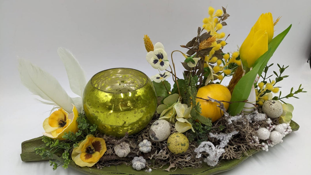 Frühlingsgesteck Ostergesteck Tischgesteck Teelicht Ei Feder Hase Tulpe Veilchen Gräser grün gelb