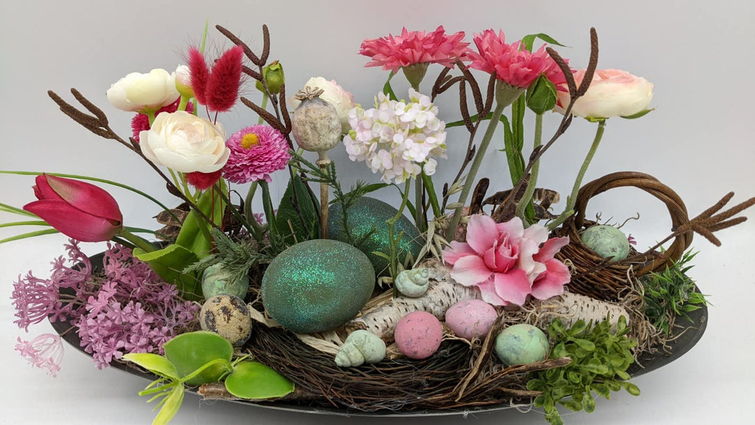 Ostergesteck Frühlingsgesteck Blumenarrangement Ranunkeln Bellis Eier Tulpe bunt