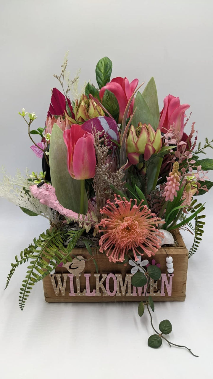 Frühlingsgesteck Tischgesteck"Willkommen" Schmetterling Tulpe Beiwerk Gräser rosa grün