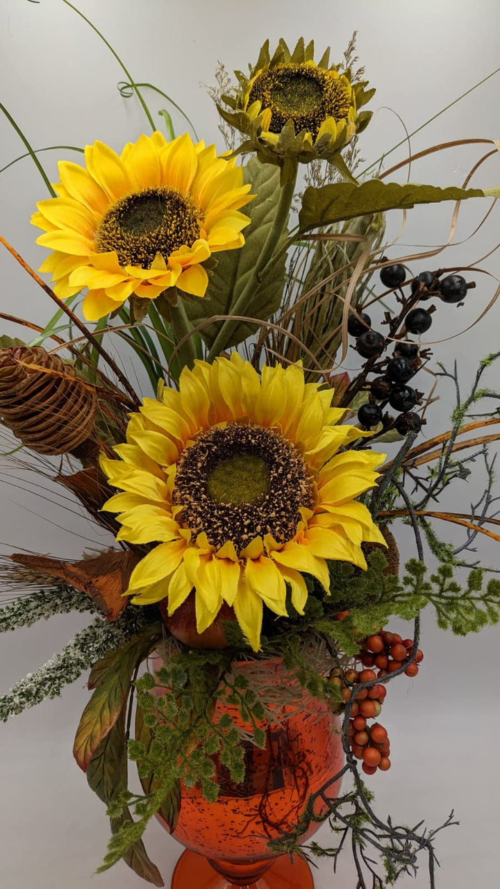 Herbstgesteck Herbstdekoration Sonnenblume Heide Beeren Gräser gelb orange