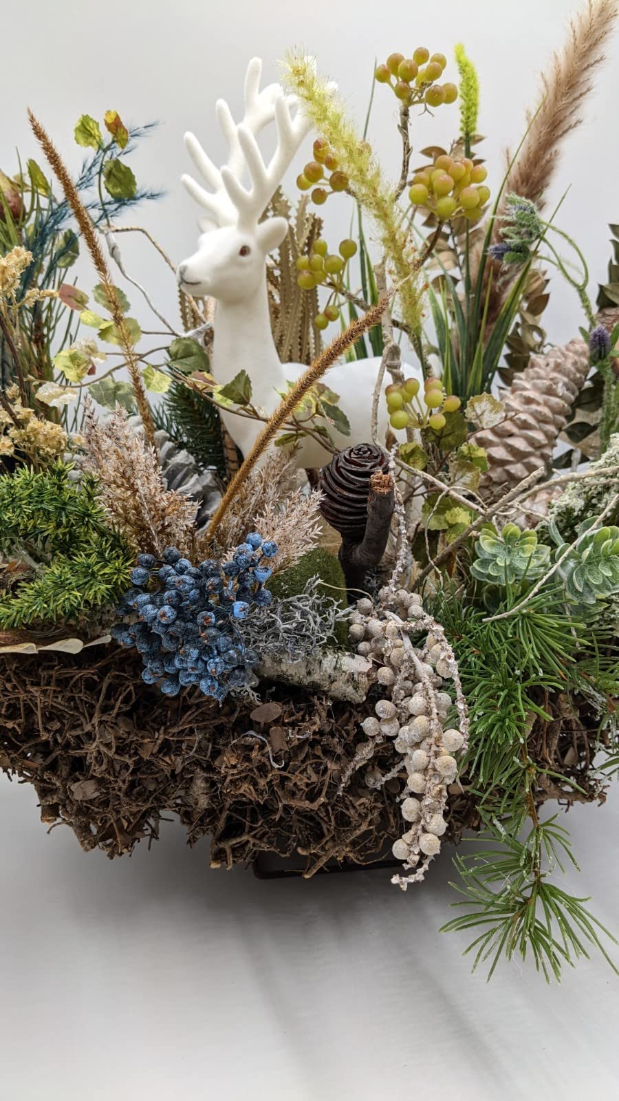 Wintergesteck Tischgesteck Hirsch Zapfen Distel Heide Beeren Gräser natur weiß