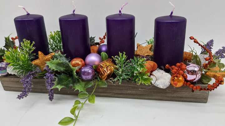Weihnachtsgesteck Adventsgesteck Tischgesteck Kugeln Sterne Geschenke Kerzen lila orange