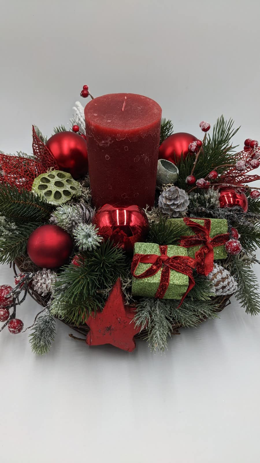 Weihnachtsgesteck Adventskranz Adventsgesteck Kugel Stern Zapfen Geschenk Kerze Kirsche Beeren Tanne rot grün