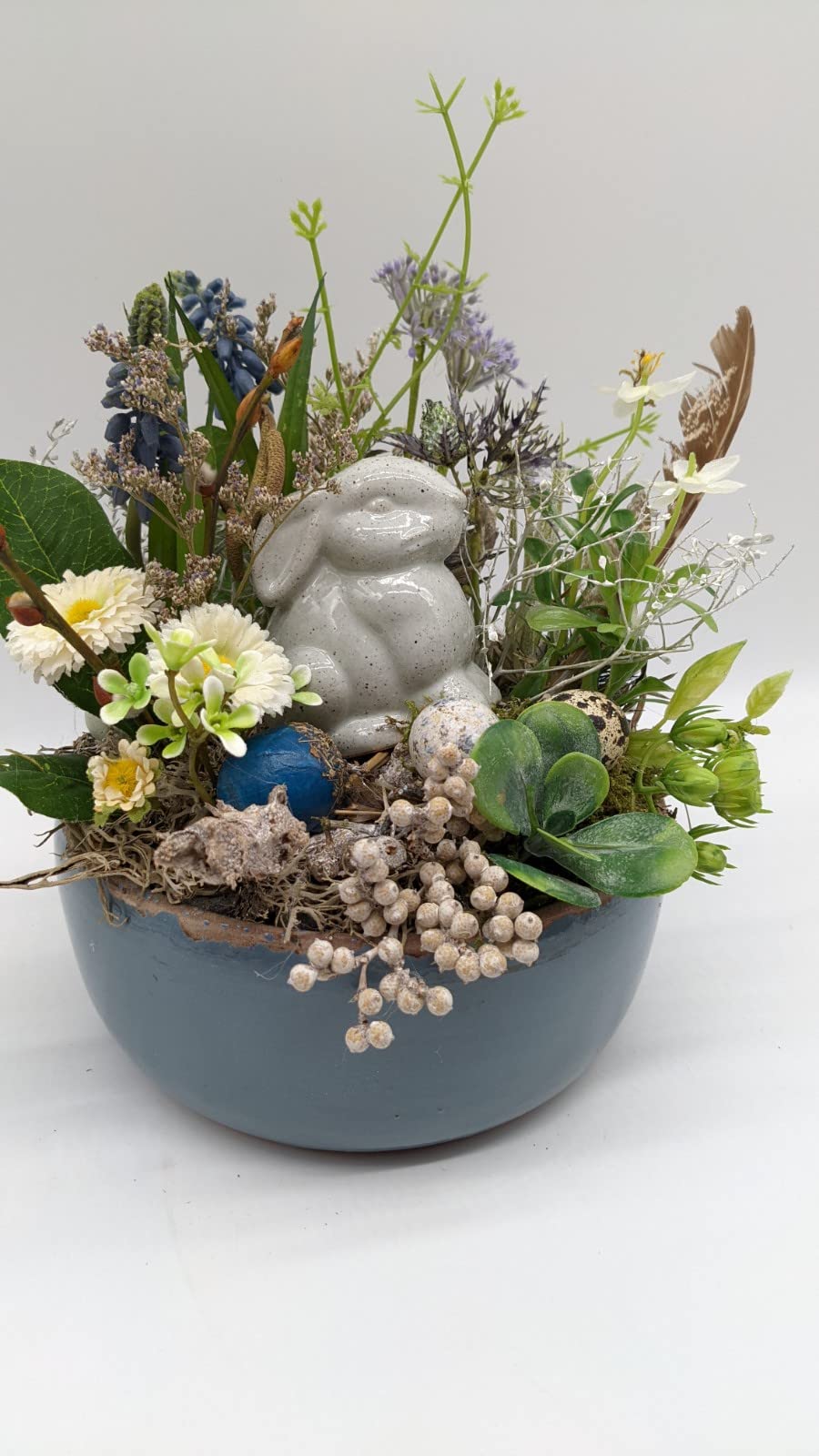 Ostergesteck Frühlingsgesteck Blumenarrangement Sukkulente Hase Eier Hyazinthen blau