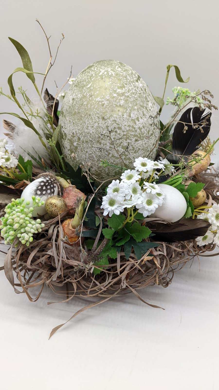 Ostergesteck Frühlingsgesteck Blumenarrangement Nest Ei Federn Zwiebelgewächs Gräser grün weiß