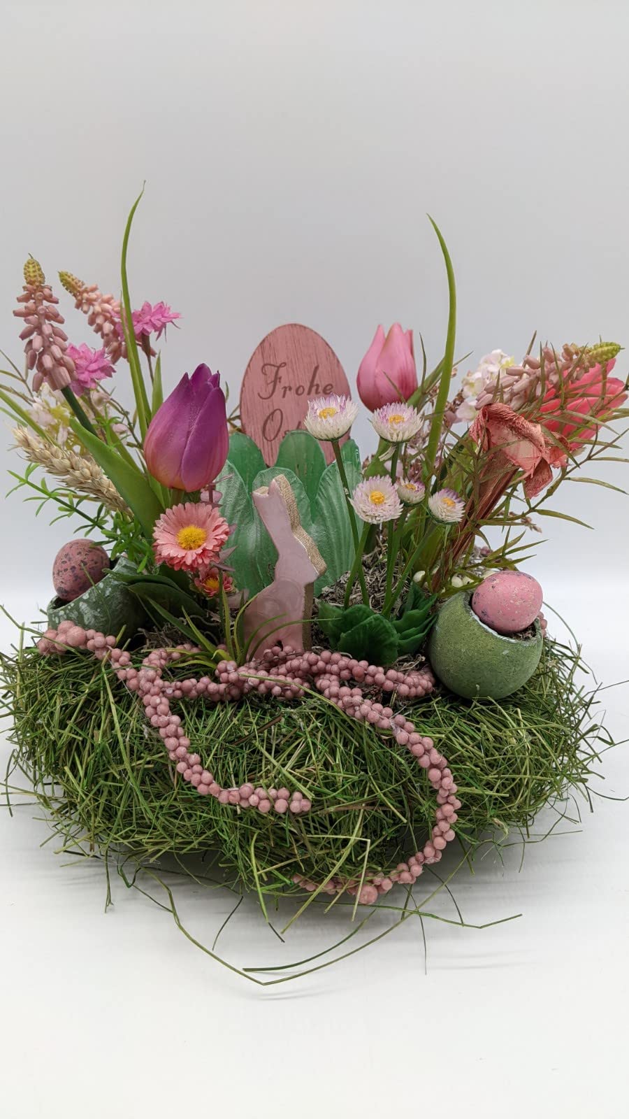 Ostergesteck Frühlingsgesteck Blumenarrangement Hase Eier Bellis Tulpen Teelicht rosa