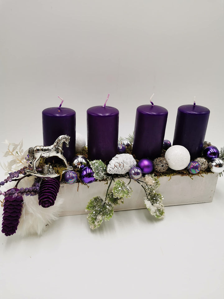 Weihnachtsgesteck Adventsgesteck Tischgesteck Feder Kugel Zapfen Schaukelpferd Kerze Beeren Tanne lila silber