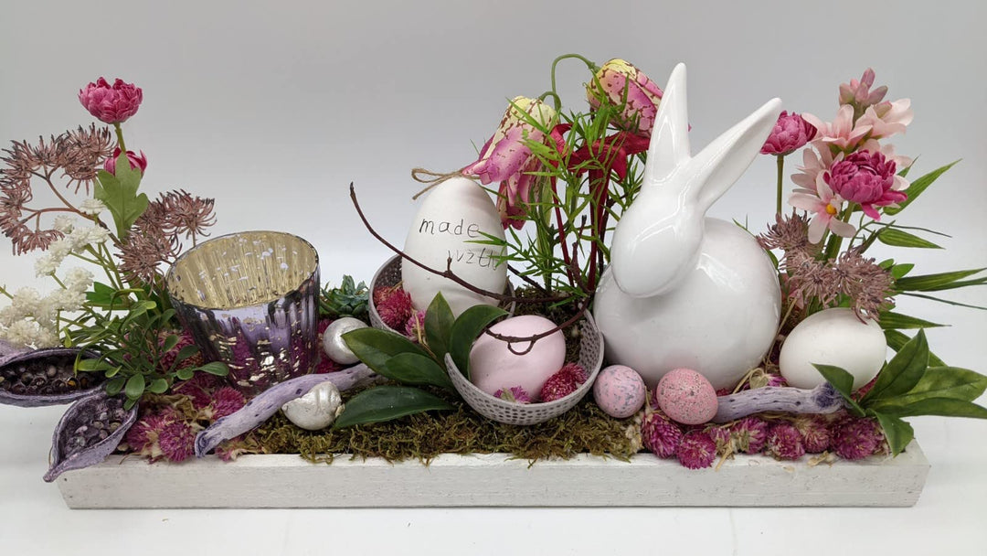 Ostergesteck Frühlingsgesteck Blumenarrangement Teelicht Hase Eier Schachbrettblume Schnecken rosa, lila, weiß