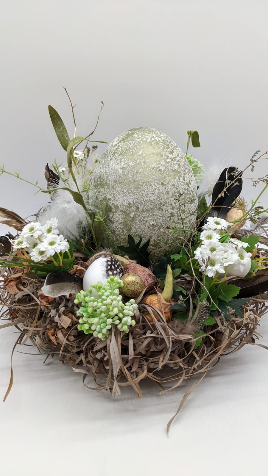 Ostergesteck Frühlingsgesteck Blumenarrangement Nest Ei Federn Zwiebelgewächs Gräser grün weiß