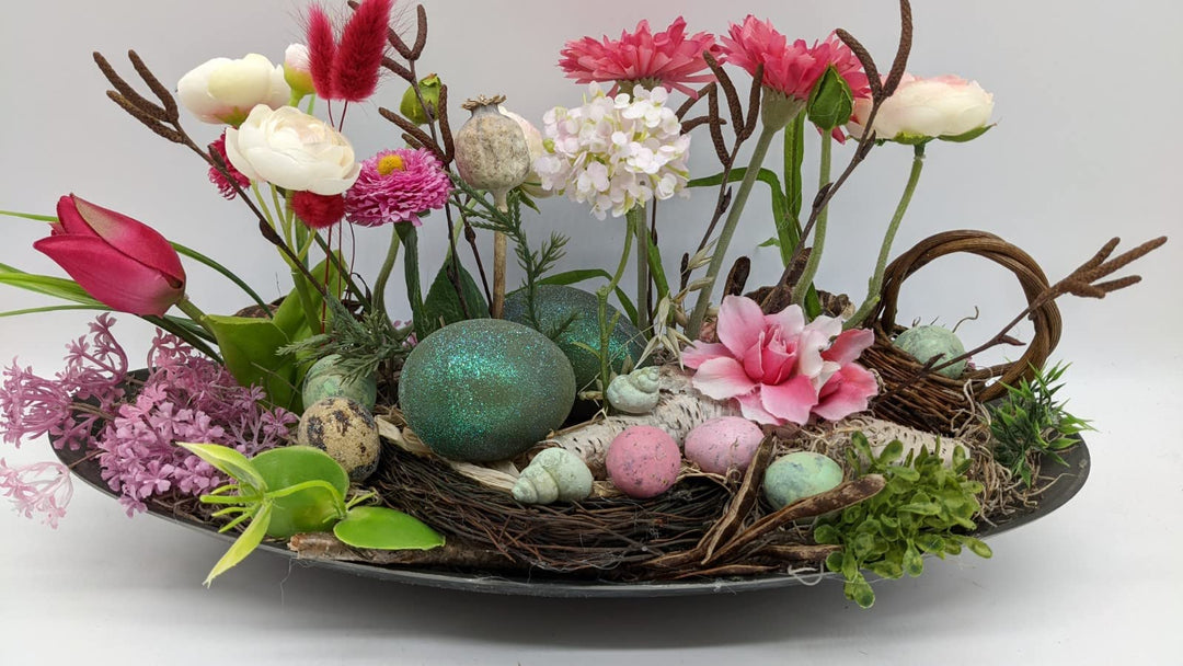 Ostergesteck Frühlingsgesteck Blumenarrangement Ranunkeln Bellis Eier Tulpe bunt