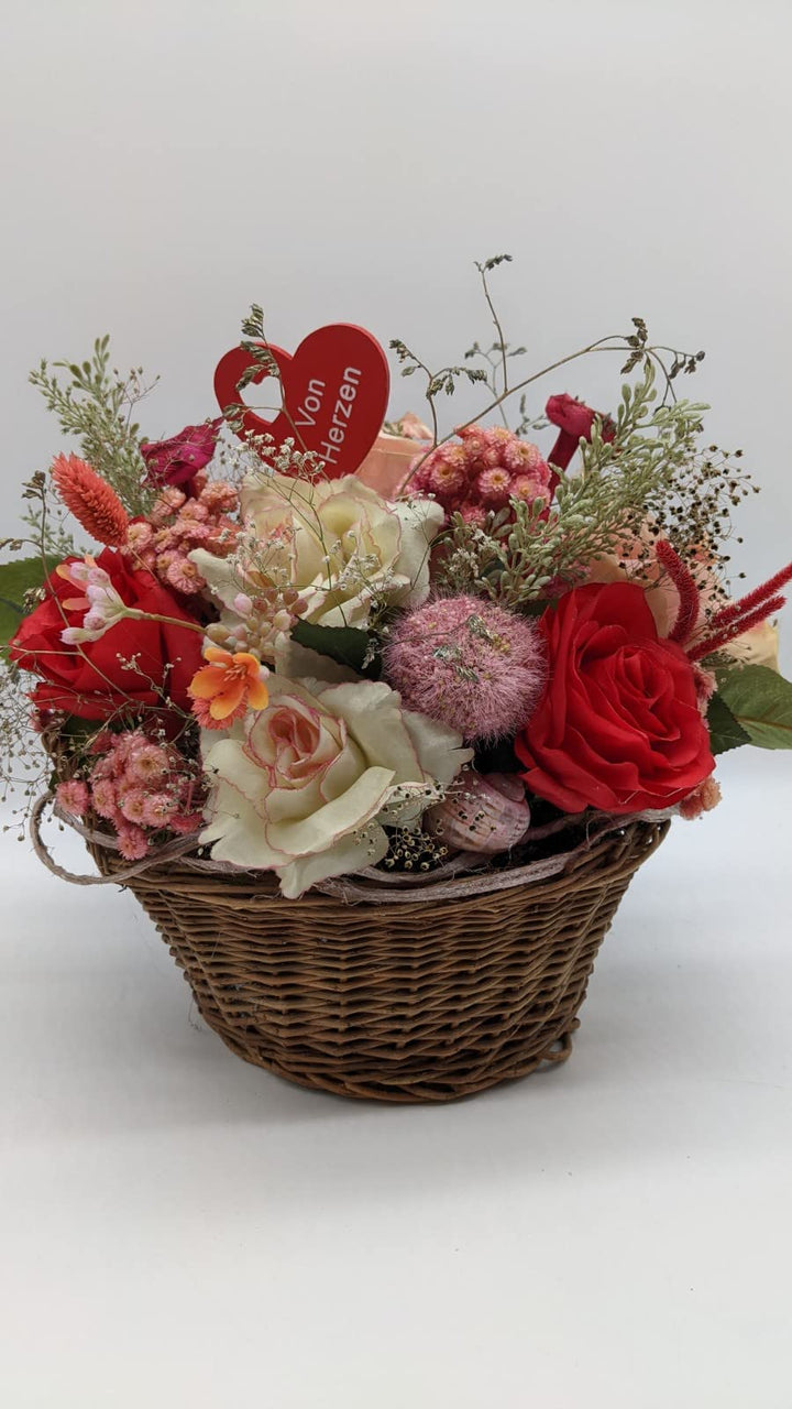 Frühlingsgesteck Muttertag Valentinstag Blumenarrangement Herz Rosen Gräser rot rosa