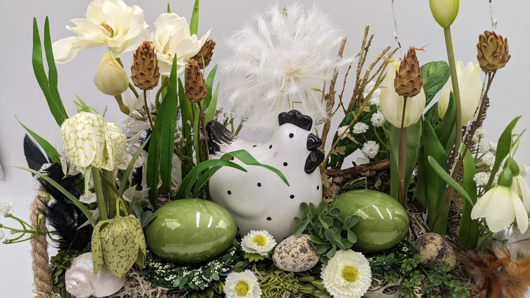 Ostergesteck Frühlingsgesteck Ei Feder Schnecke Huhn Schachbrettblume Tulpe Gräser weiß grün