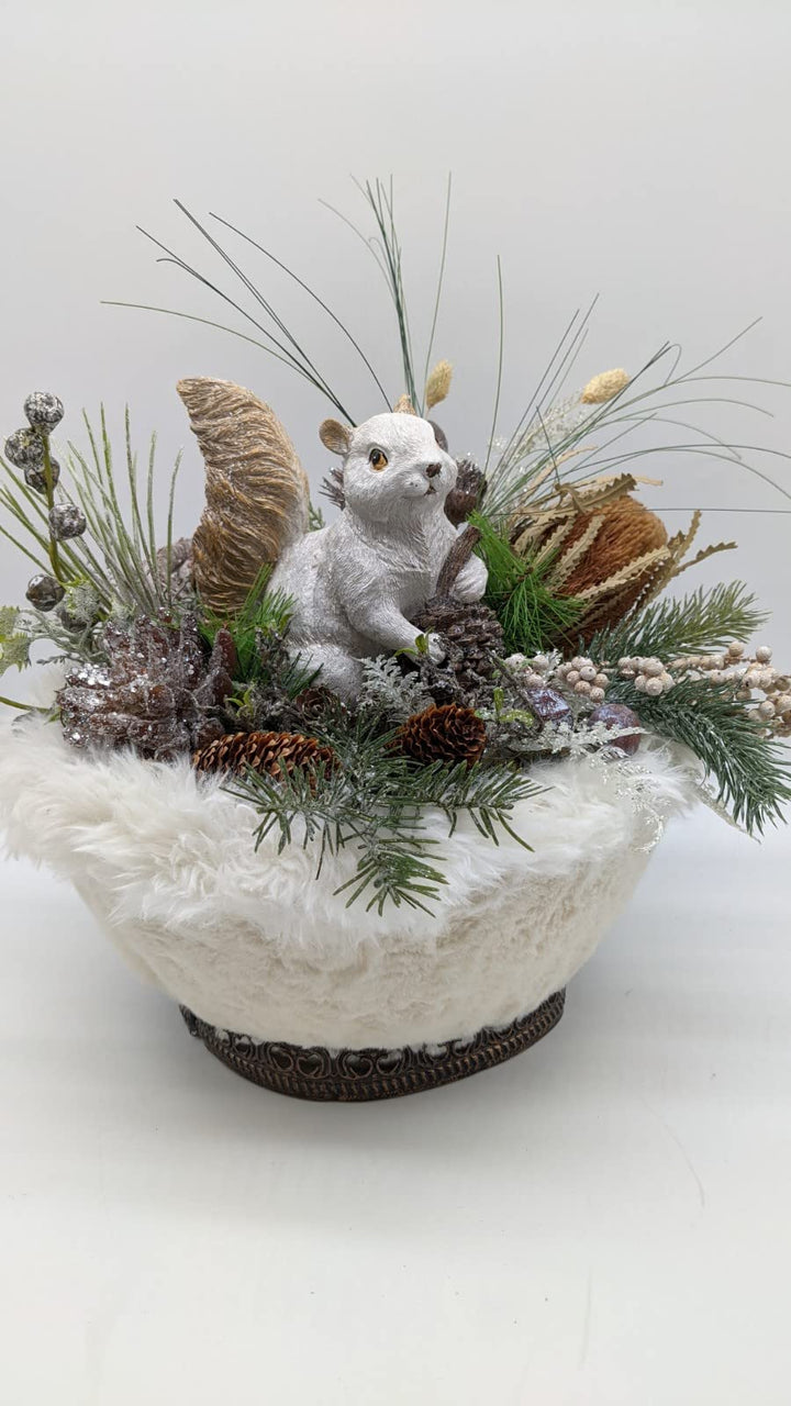 Wintergesteck Blumenarrangement Tischgesteck Eichhörnchen Banksia Zapfen Fell weiß