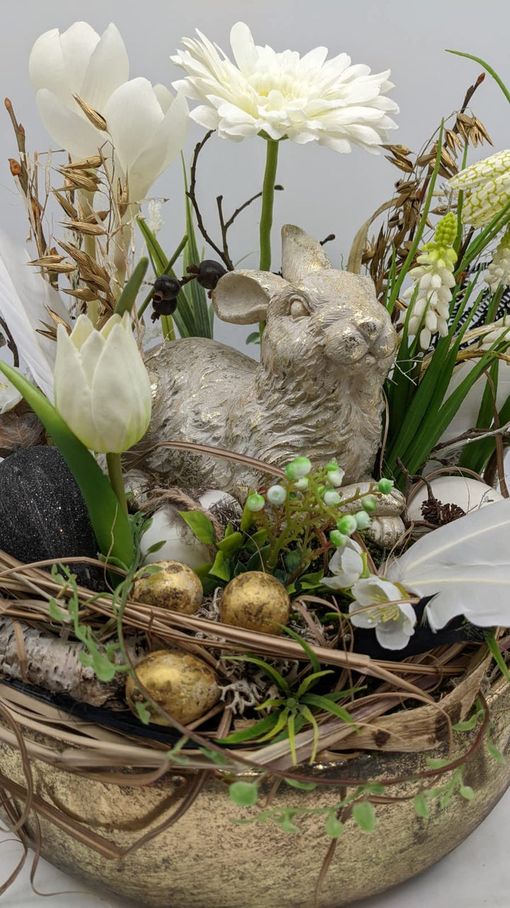 Ostergesteck Frühlingsgesteck Blumenarrangement Krokusse Hase Eier Gerbera weiß gold