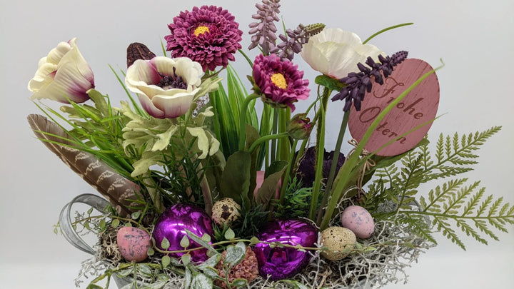 Ostergesteck Frühlingsgesteck Blumenarrangement Mohn Hyazinthen"Frohe Ostern" lila