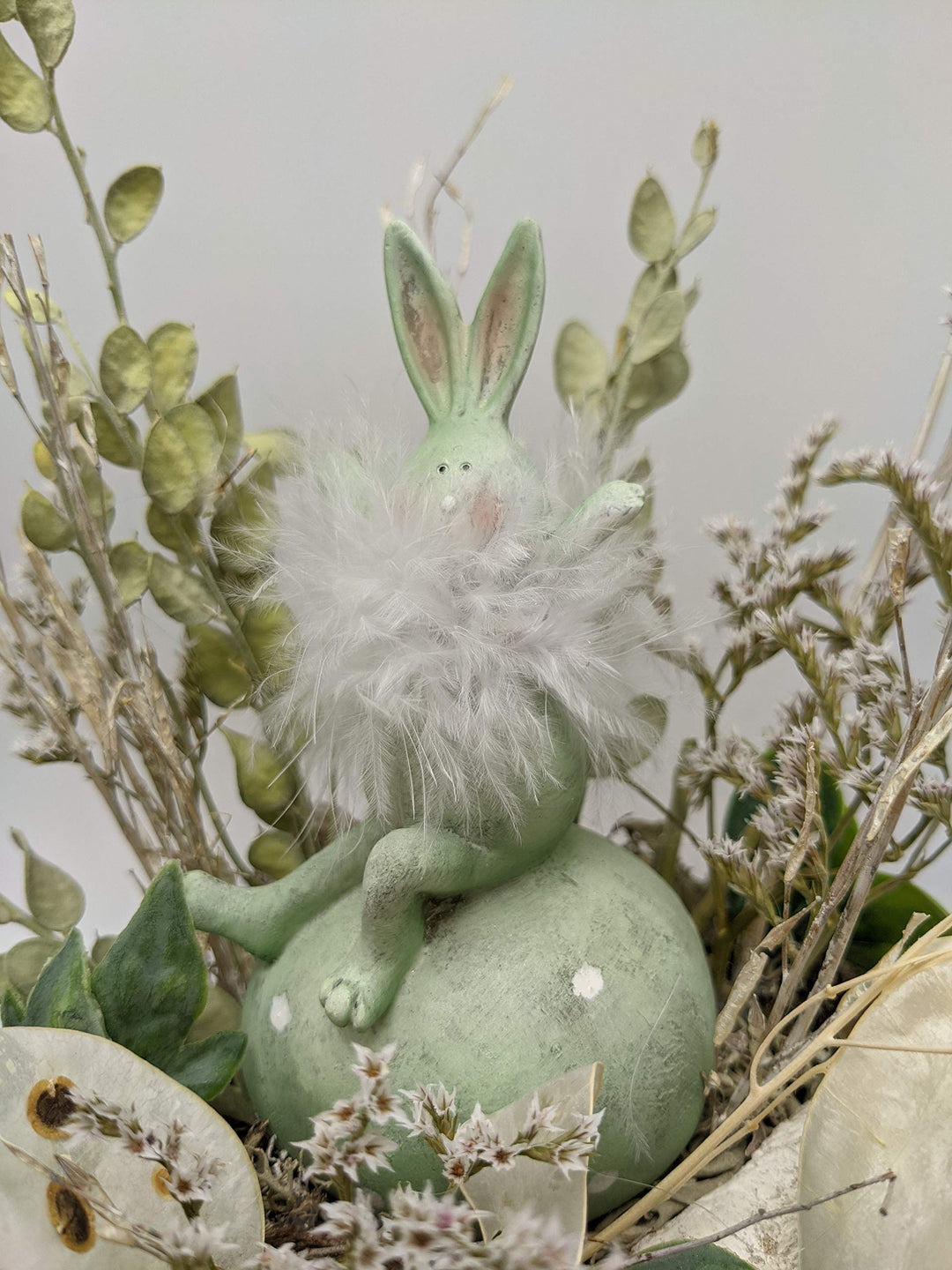 Seidenblumengesteck Osterdekoration Ostergesteck Hase Ei Silberblatt Gräser weiß grün
