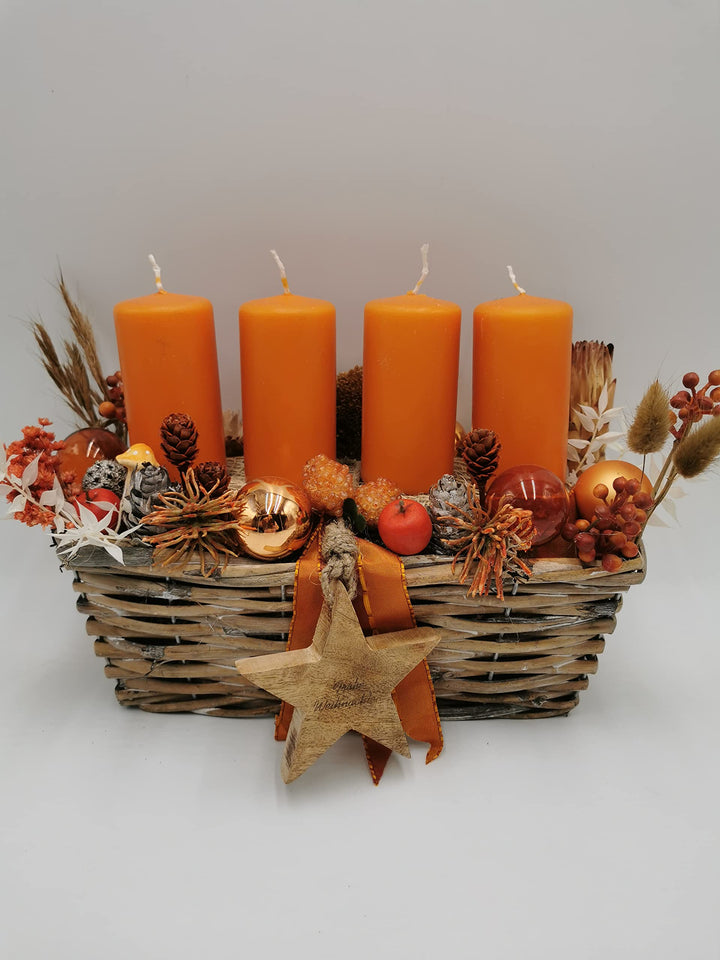 Weihnachtsgesteck Adventsgesteck Tischgesteck Kugel Schleife Stern Zapfen Kerze Beeren Gräser orange natur