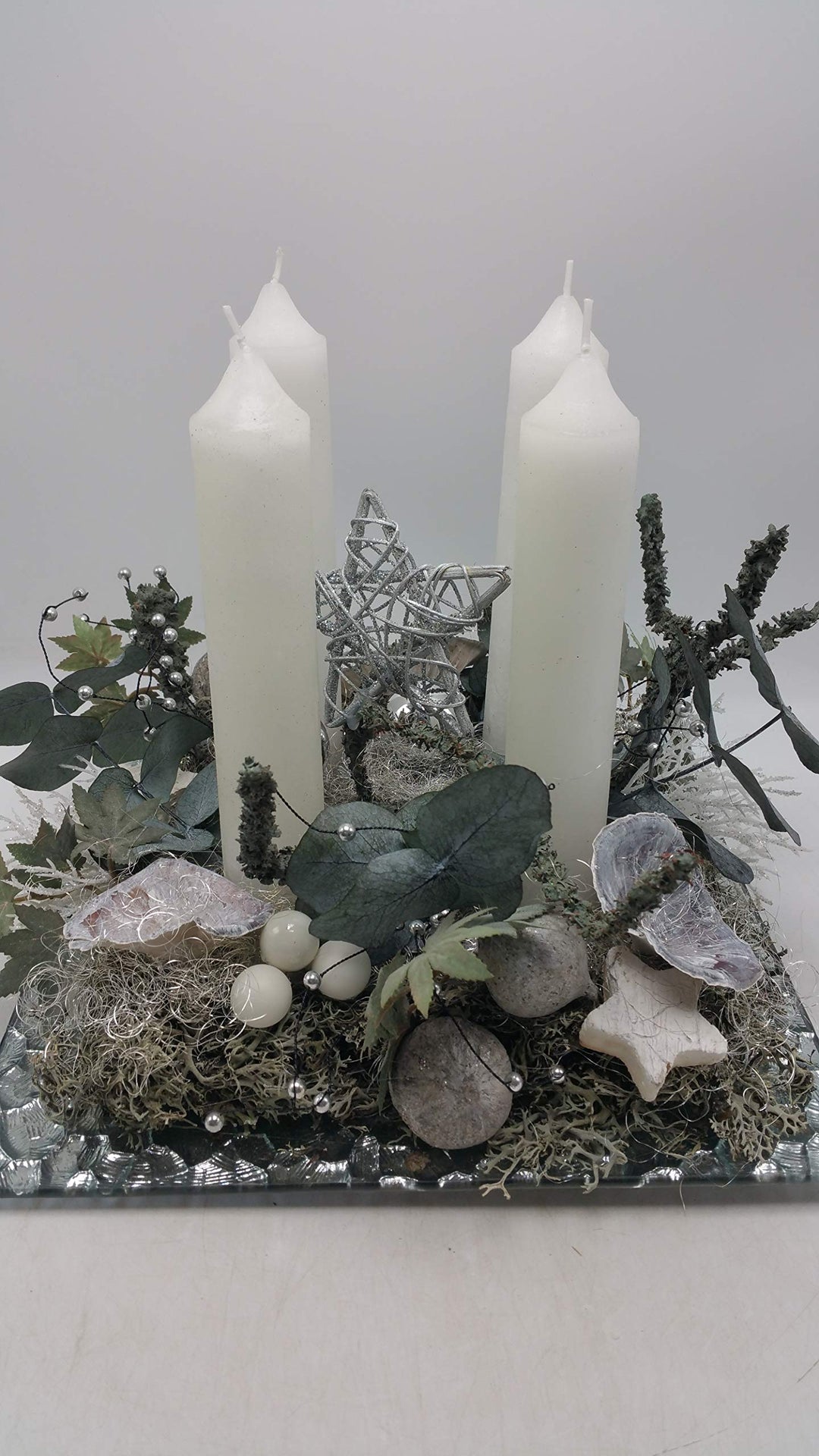 Weihnachtsgesteck Adventsgesteck Kunstfloristik Kerzen Pilze Sterne Feigen weiß