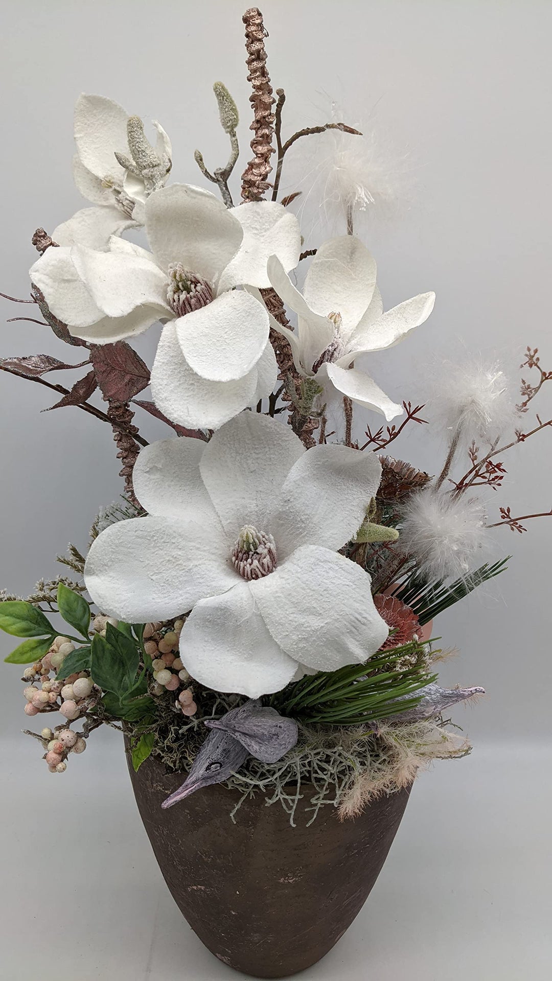 Wintergesteck Blumenarrangement Magnolien Tischgesteck Schoten Beeren weiß rosa