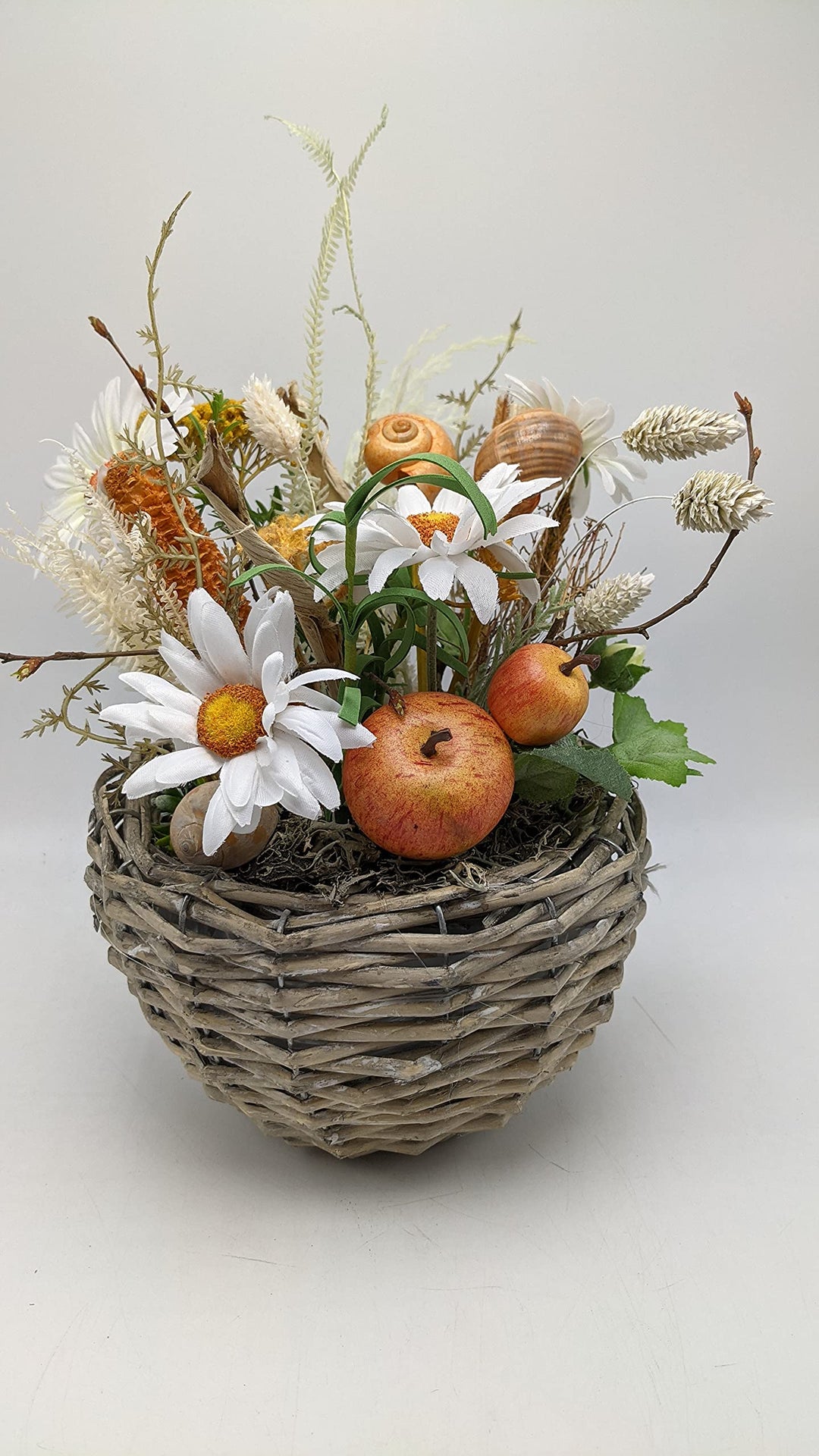 Sommergesteck Sommerdekoration Seidenblumen Margeriten Äpfel Schnecken weiß orange