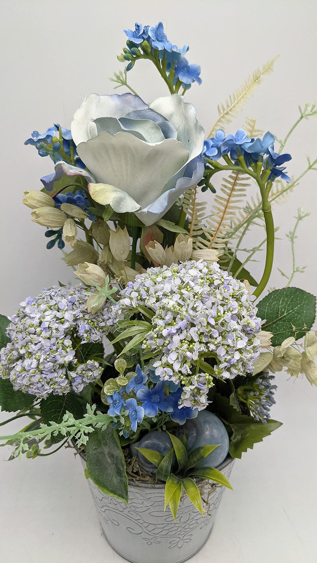 Sommergesteck Tischgesteck Sommerdekoration Seidenblumen Rose Hortensie Schnecken blau