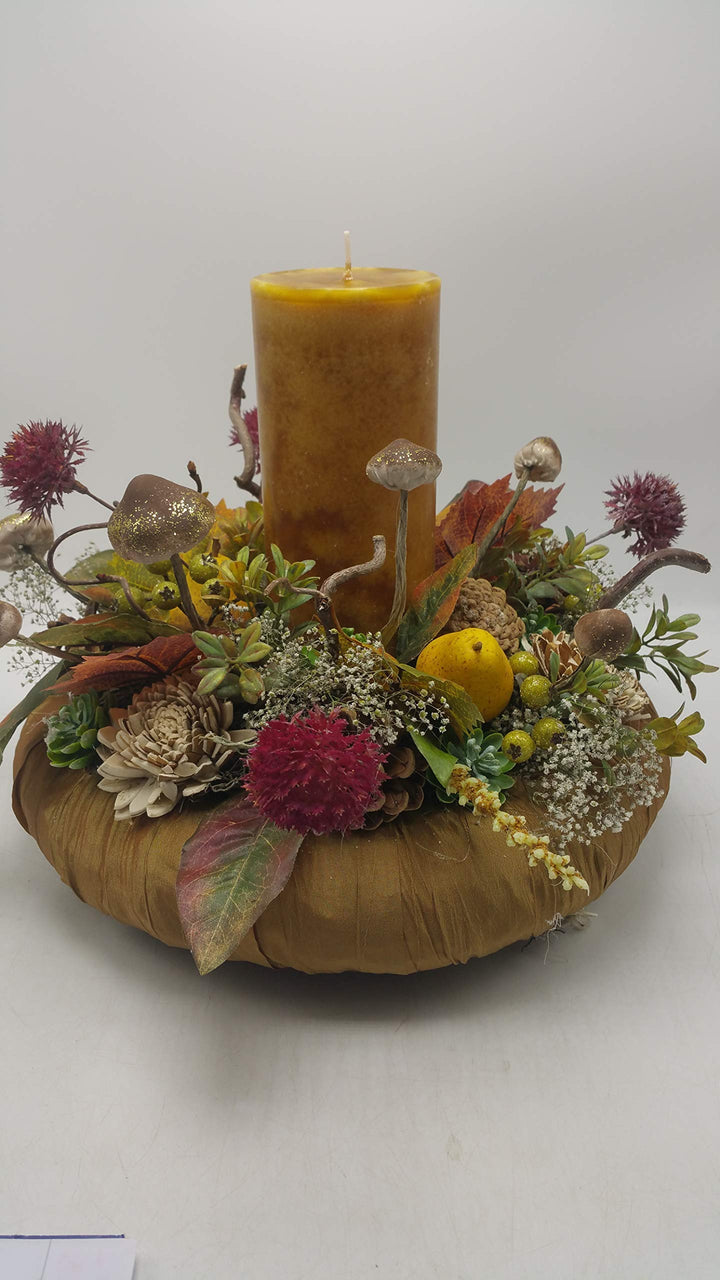 Tischgesteck Herbstgesteck Kunstfloristik Kerze Blüten Pilze Birnen Beeren curry