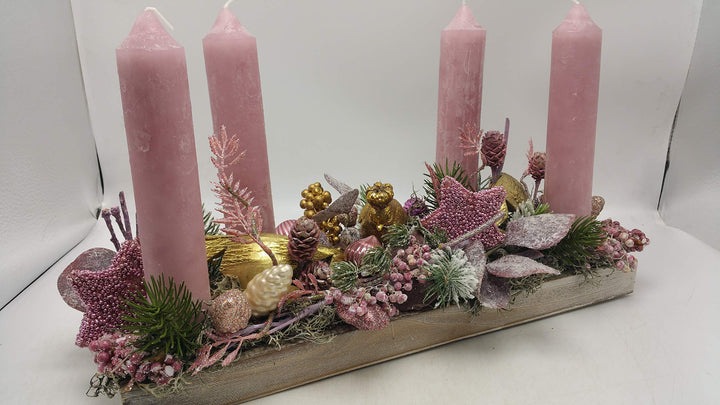 Weihnachtsgesteck Adventsgesteck Kunstfloristik Kerzen Vogel Sterne Zapfen rosa