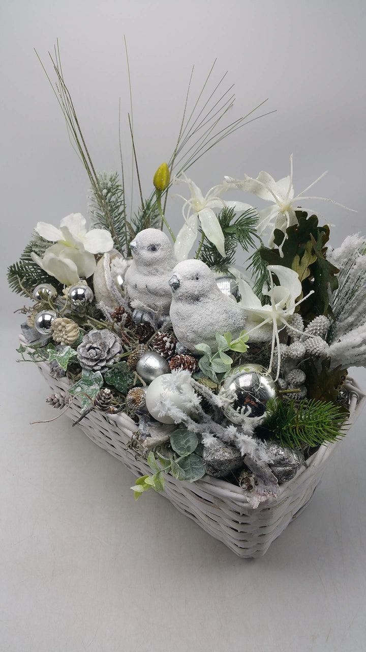 Weihnachtsgesteck Adventsgesteck Wintergesteck Vögel Kugeln Blüten Zapfen weiß