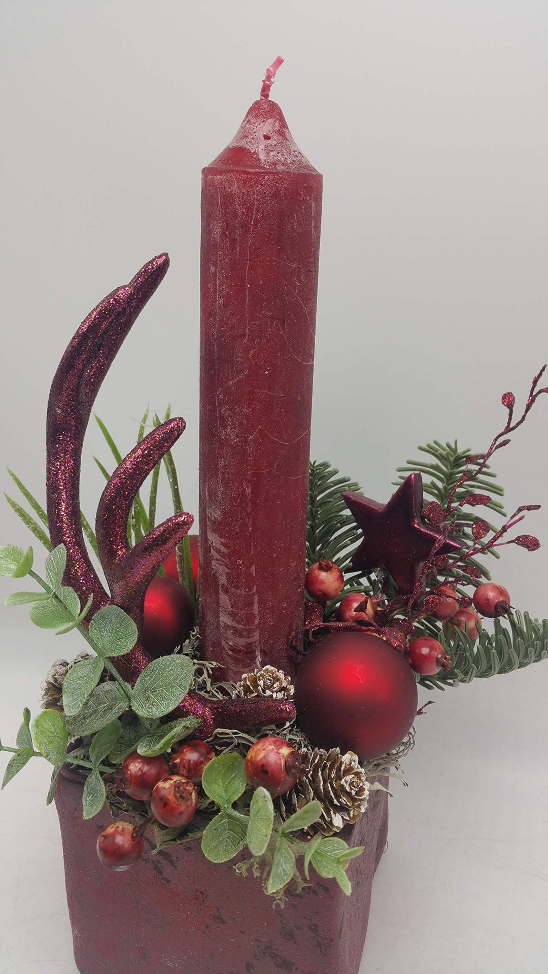 Weihnachtsgesteck Adventsgesteck Kunstfloristik Kerze Kugel Stern Geweih Beeren