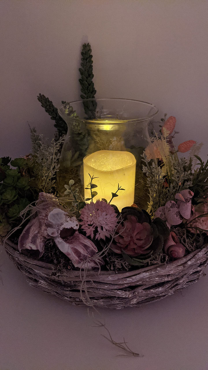 Sommergesteck Tischgesteck Seidenblumen Windlicht LED-Kerze Sukkulenten Schnecken