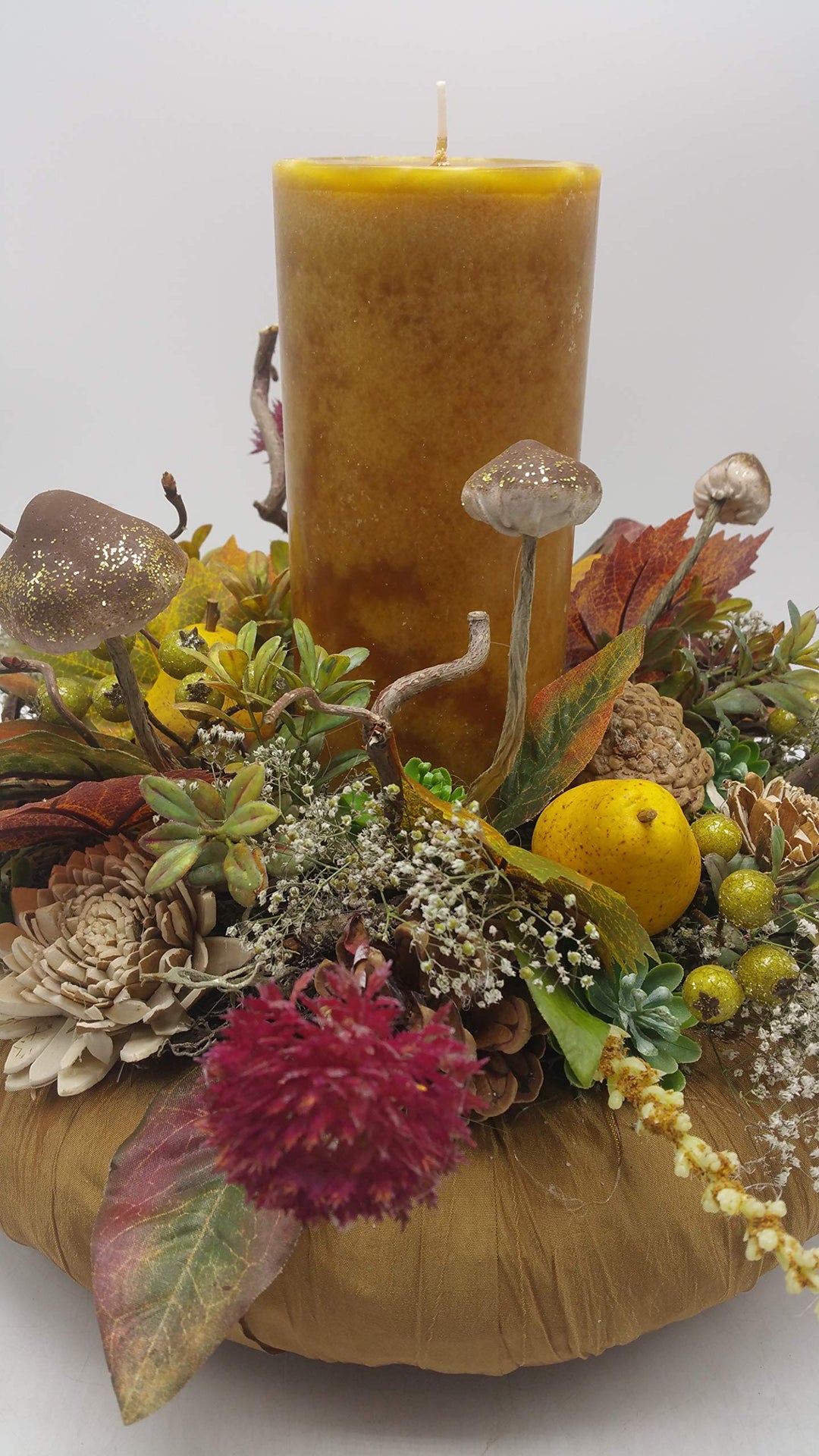 Tischgesteck Herbstgesteck Kunstfloristik Kerze Blüten Pilze Birnen Beeren curry