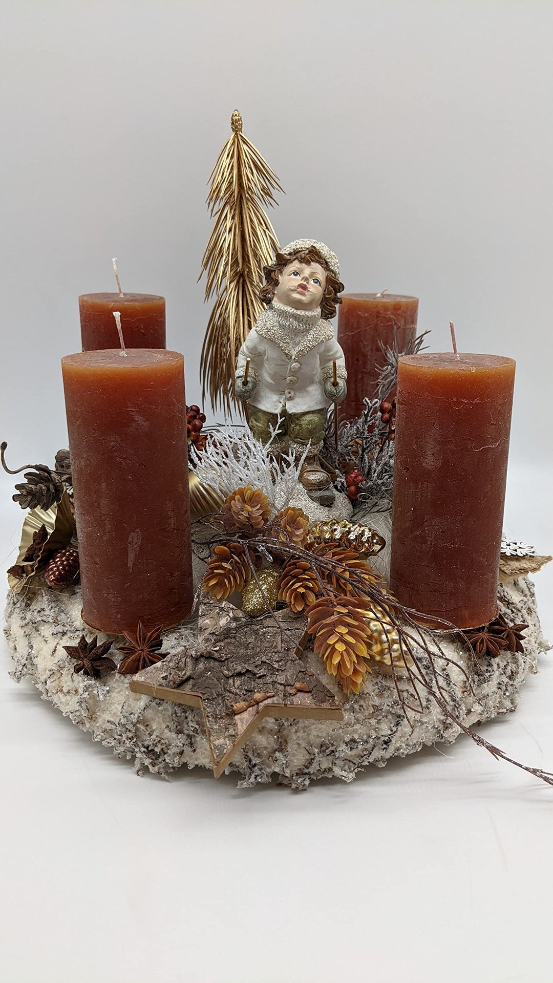 Adventskranz braun gold mit Kind, Bäumchen & Hopfen, 35 cm
