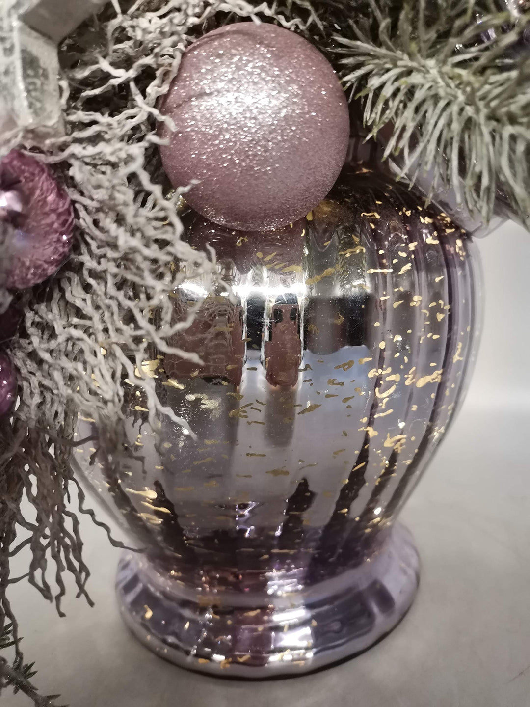 Weihnachtsgesteck Advent Wintergesteck Kugeln Sterne Beeren Distel Bonboniere LED lila