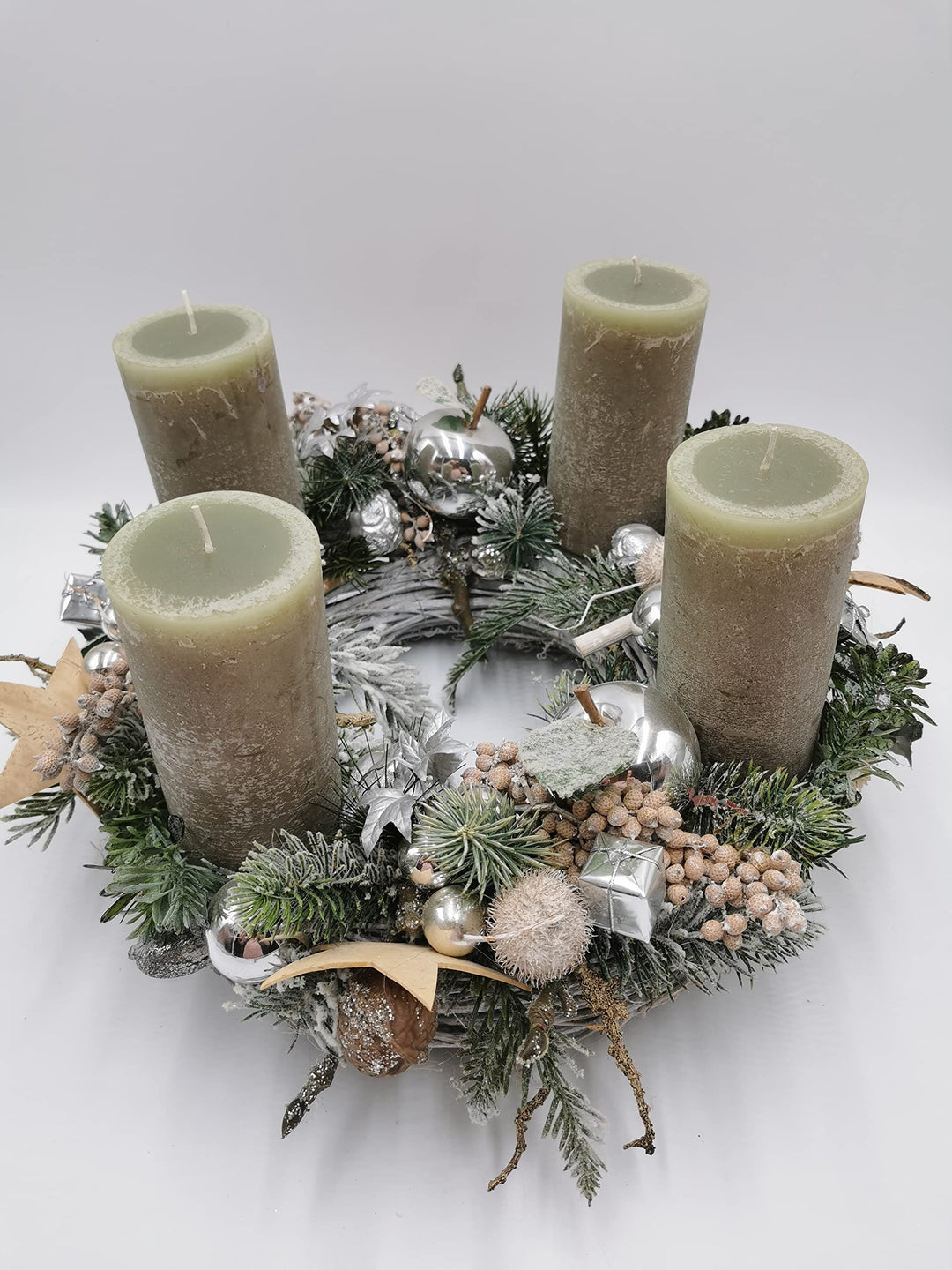 Weihnachtsgesteck Adventskranz Kerzen Kugeln Sterne Tanne silber natur