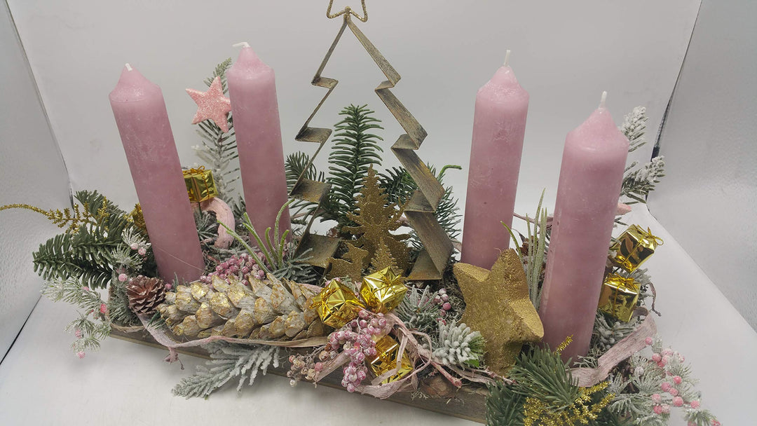 Weihnachtsgesteck Adventsgesteck Kunstfloristik Kerzen Tannenbaum Zapfen rosa