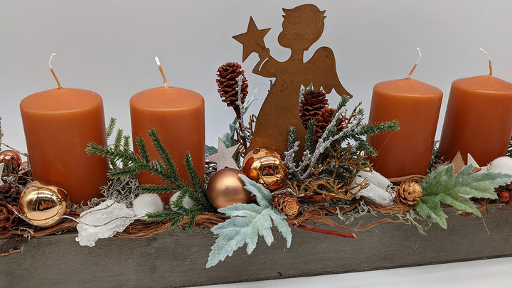 Weihnachtsgesteck Adventsgesteck Wintergesteck Weihnachten Kerzen Engel Kugeln rost orange