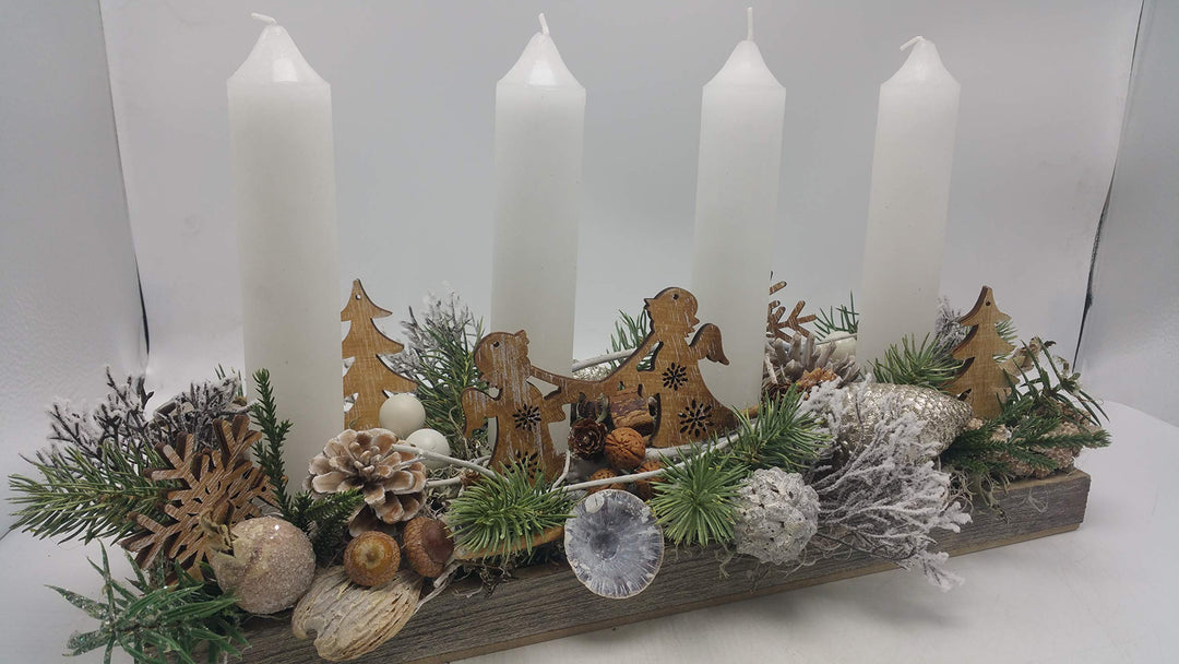 Weihnachtsgesteck Adventsgesteck Kunstfloristik Kerzen Engel Zapfen Nüsse Pilze