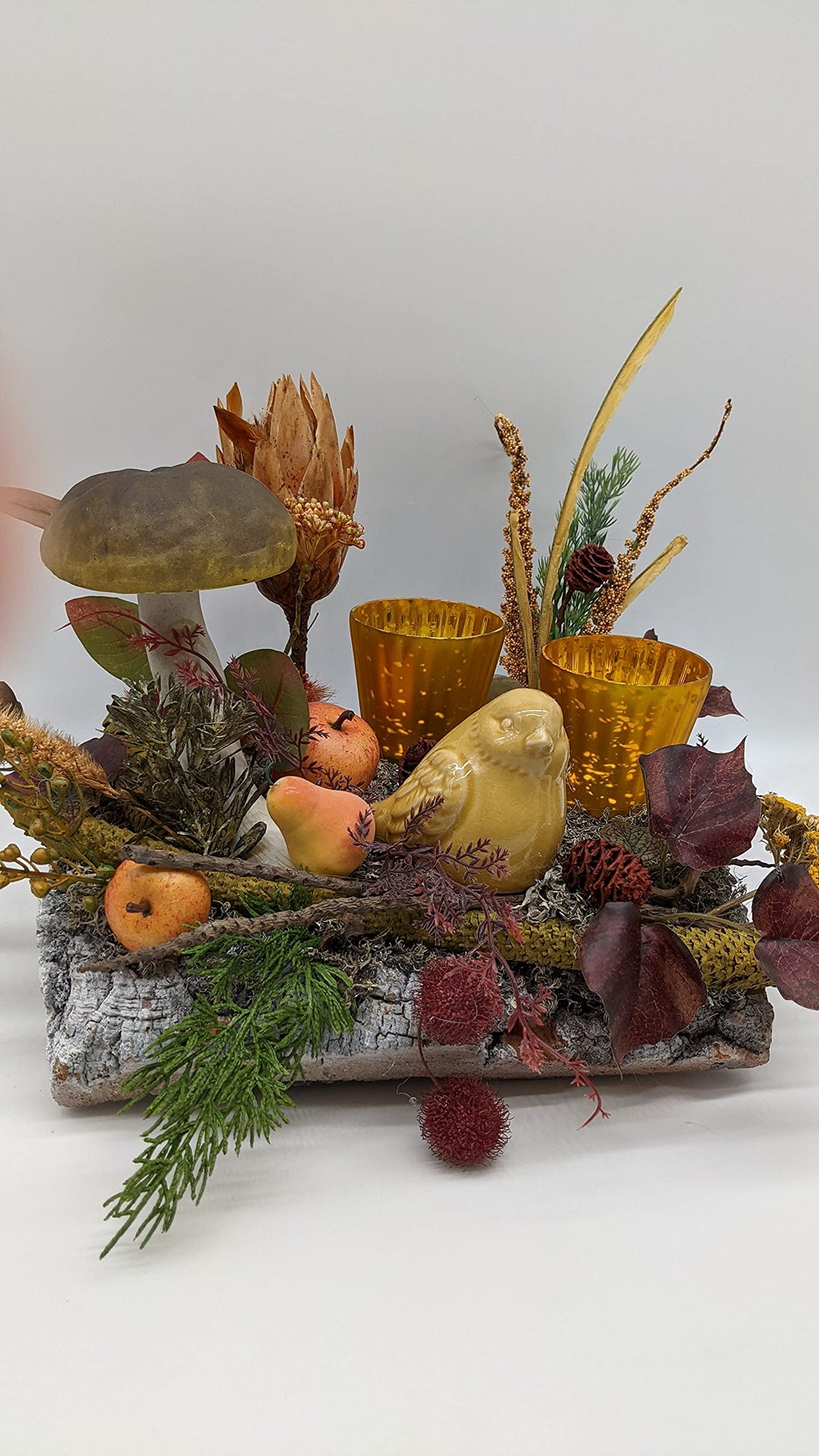 Blumenarrangement Herbstgesteck Herbstdekoration Tischgesteck Teelichter Vogel Pilz Äpfel