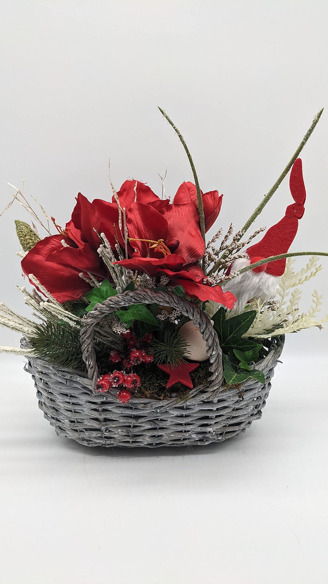 Weihnachtsgesteck Blumenarrangement Wintergesteck Amaryllis Wichtel Tischgesteck rot