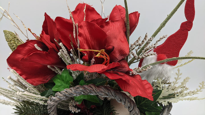 Weihnachtsgesteck Blumenarrangement Wintergesteck Amaryllis Wichtel Tischgesteck rot