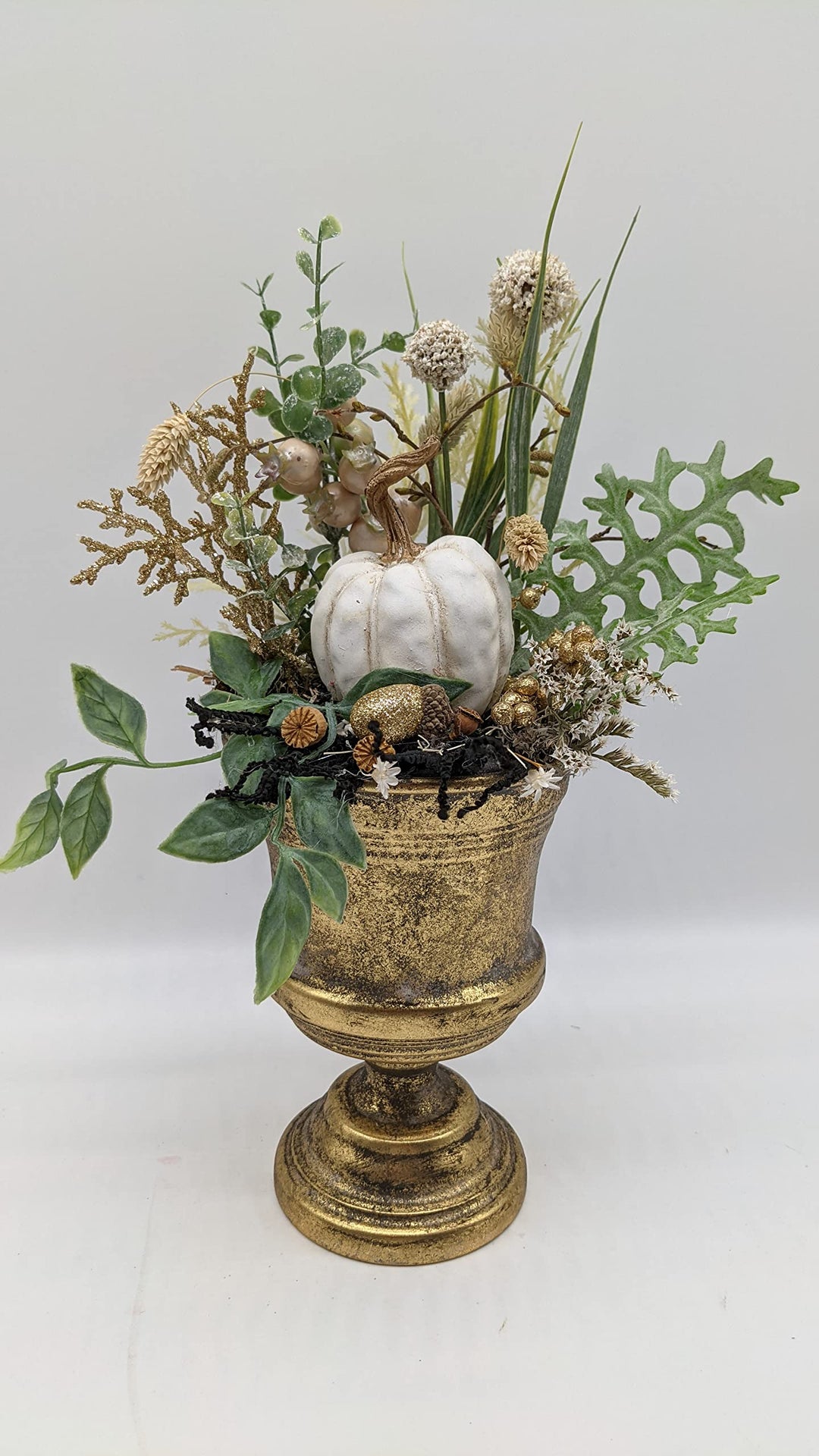 Blumenarrangement Herbstgesteck Herbstdekoration Kürbis Pokal Beeren Allium gold