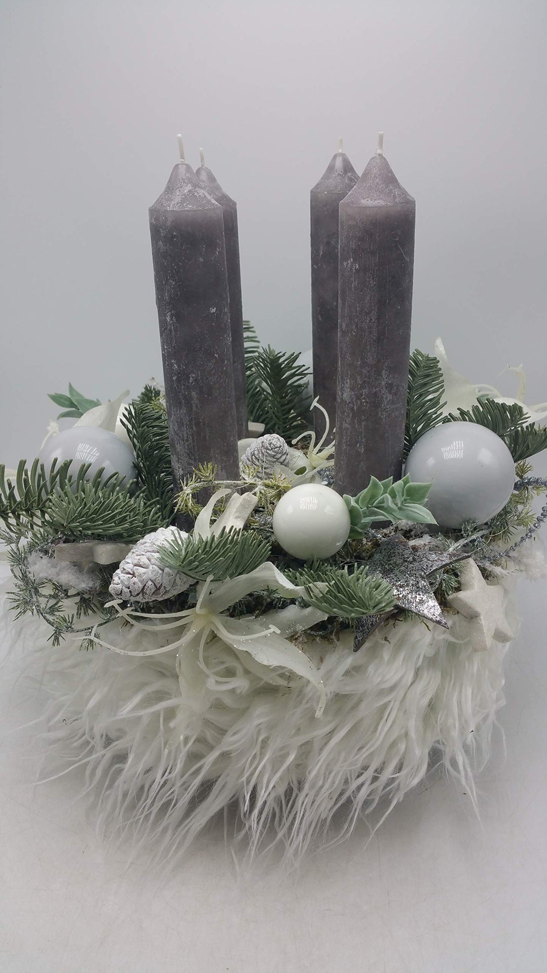 Weihnachtskranz Adventskranz Kunstfloristik Kerzen Kugeln Zapfen Sterne grau