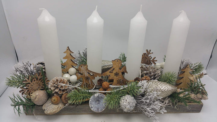 Weihnachtsgesteck Adventsgesteck Kunstfloristik Kerzen Engel Zapfen Nüsse Pilze