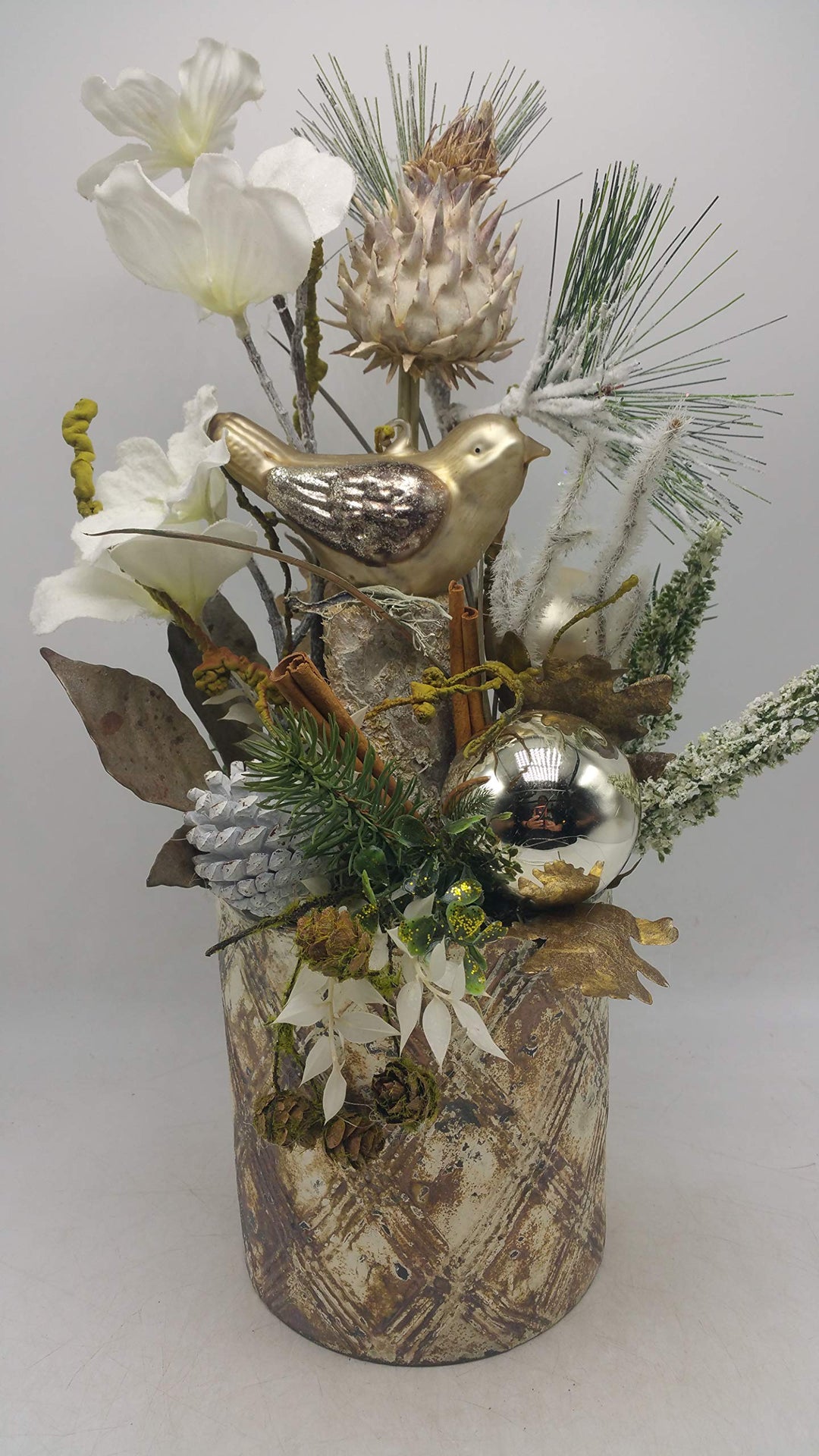 Weihnachtsgesteck Adventsgesteck Wintergesteck Vogel Blüten Kugeln weiß gold
