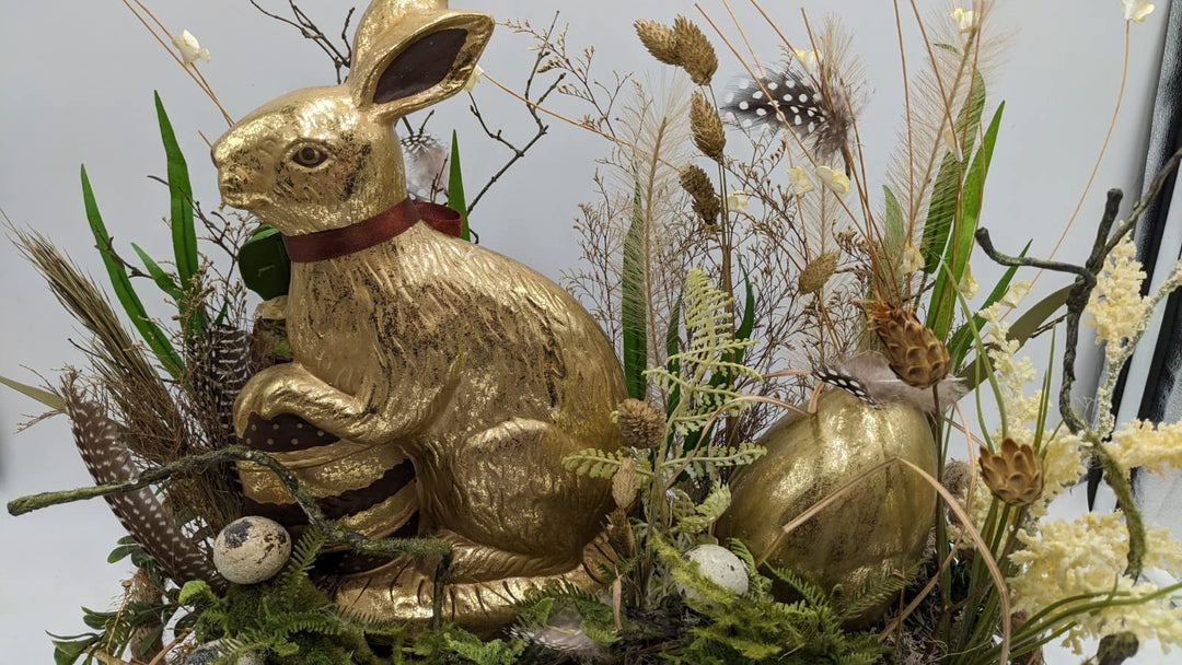 Ostergesteck Frühlingsgesteck Ei Feder Hase Gräser natur gold