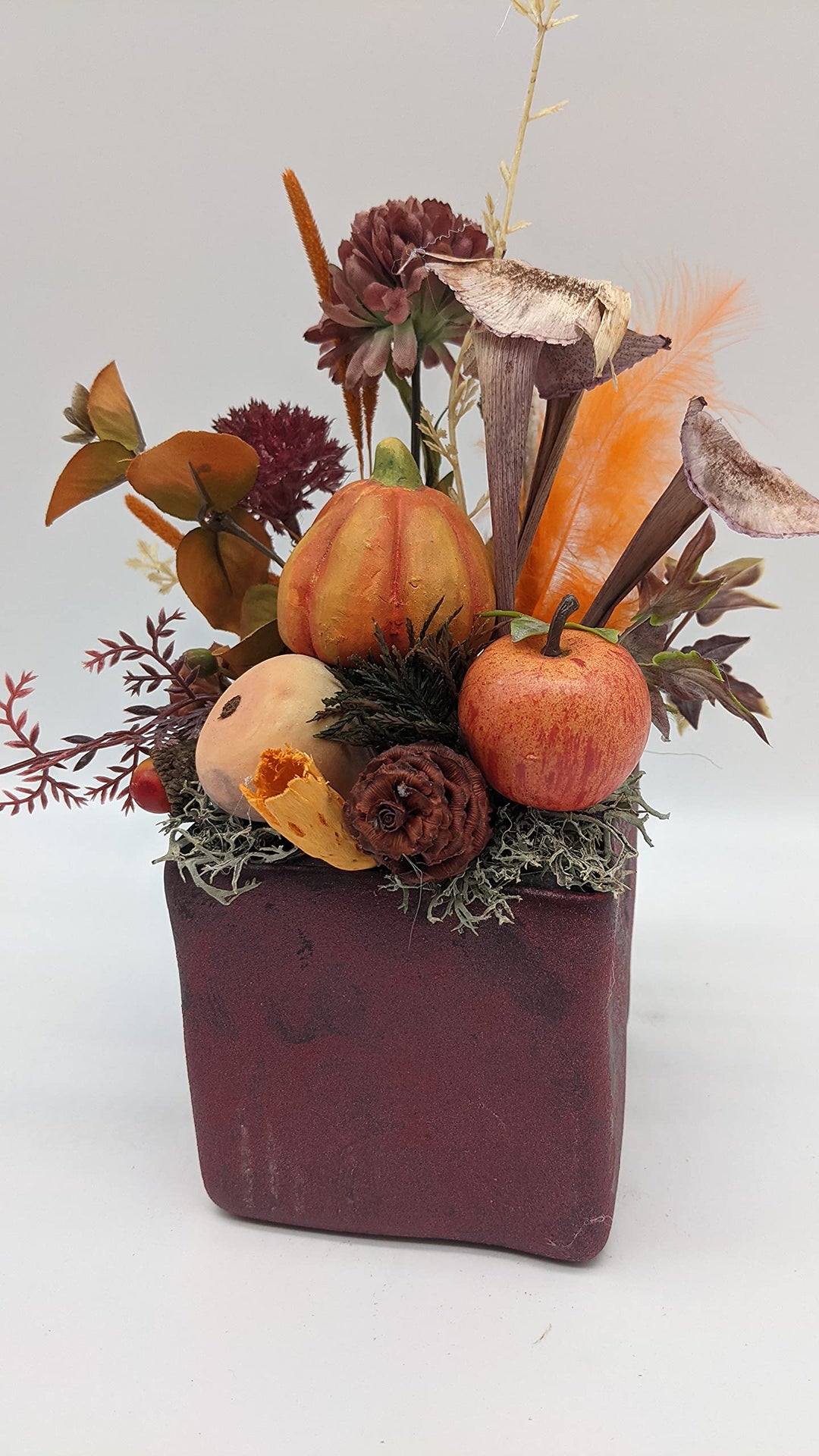 Blumengesteck Herbstgesteck Herbstdekoration Tischgesteck Kürbis Apfel Blüten Feder orange