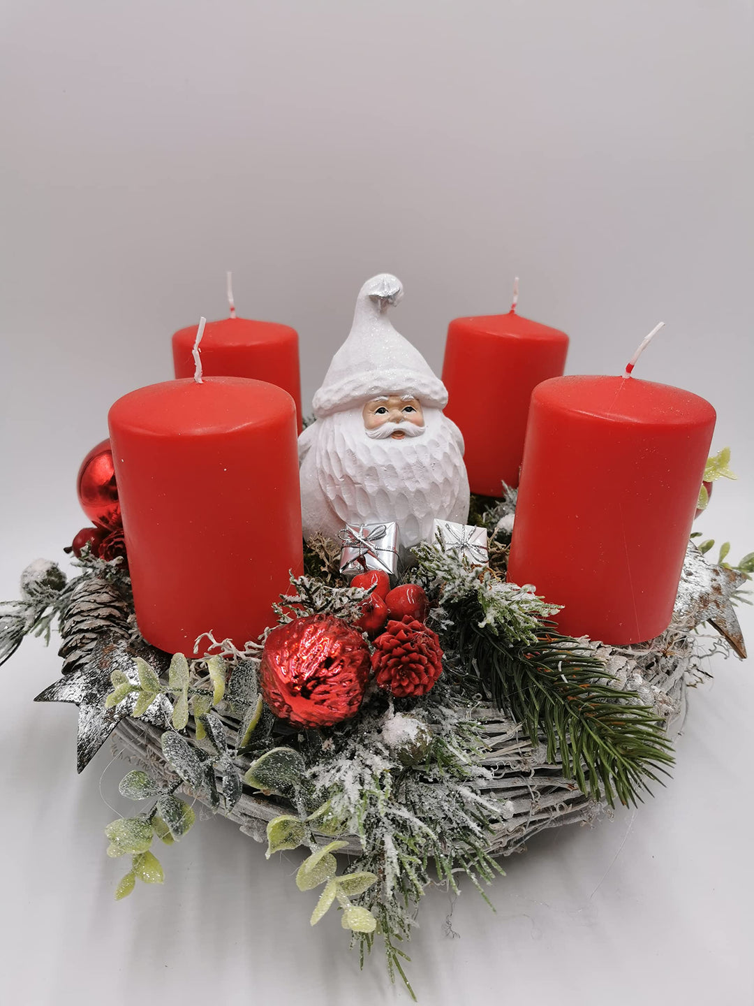 Weihnachtsgesteck Adventskranz Adventsgesteck Kugel Stern Zapfen Geschenk Kerze Weihnachtsmann Beeren Tanne rot weiß