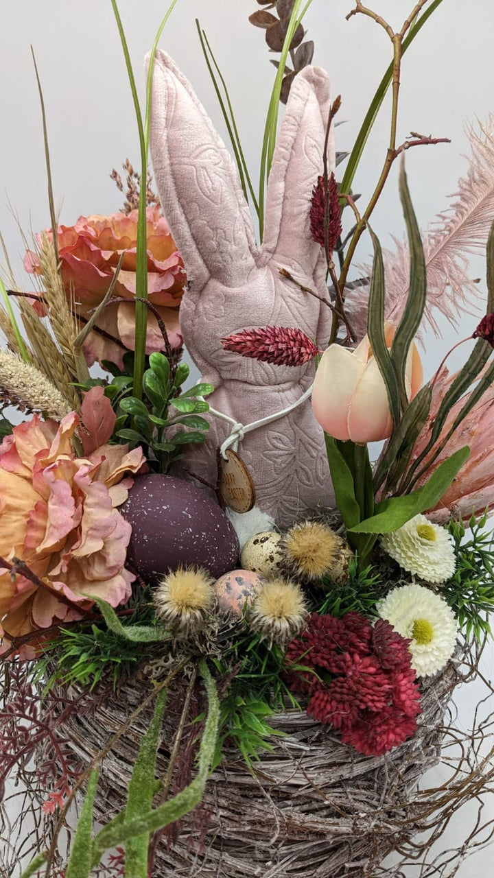 Ostergesteck Frühlingsgesteck Ei Feder Hase Rose Repeus Bellis Gräser rosa natur