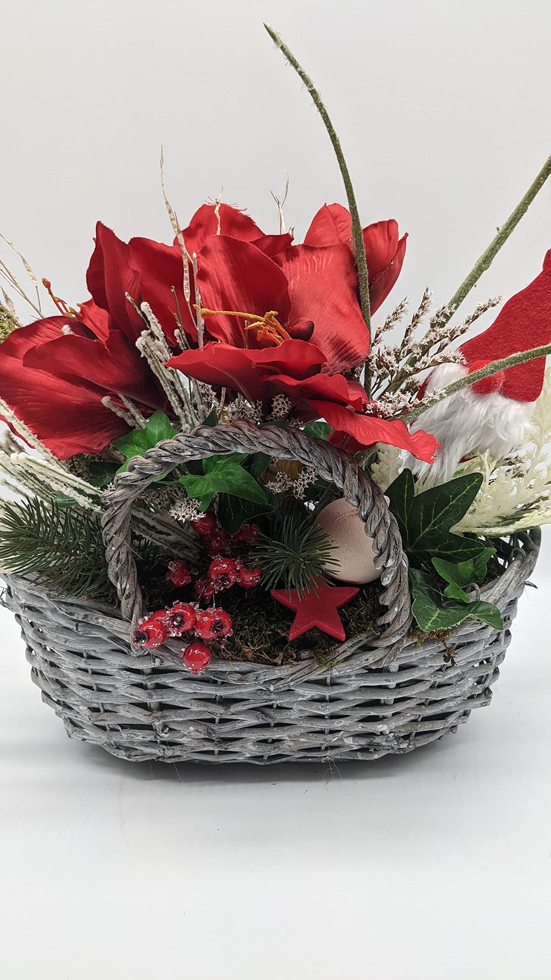 Weihnachtsgesteck Blumenarrangement Wintergesteck Amaryllis Wichtel Tischgesteck rot