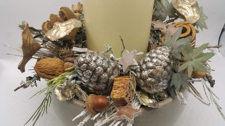 Weihnachtsgesteck Adventsgesteck Kunstfloristik Kerze Zapfen Pilze Nüsse Sterne
